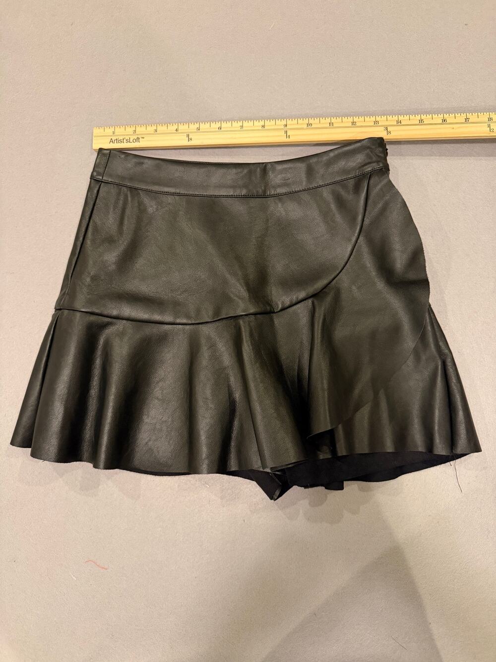 DO+BE Black Faux Leather Ruffle Skort Shorts Size Small